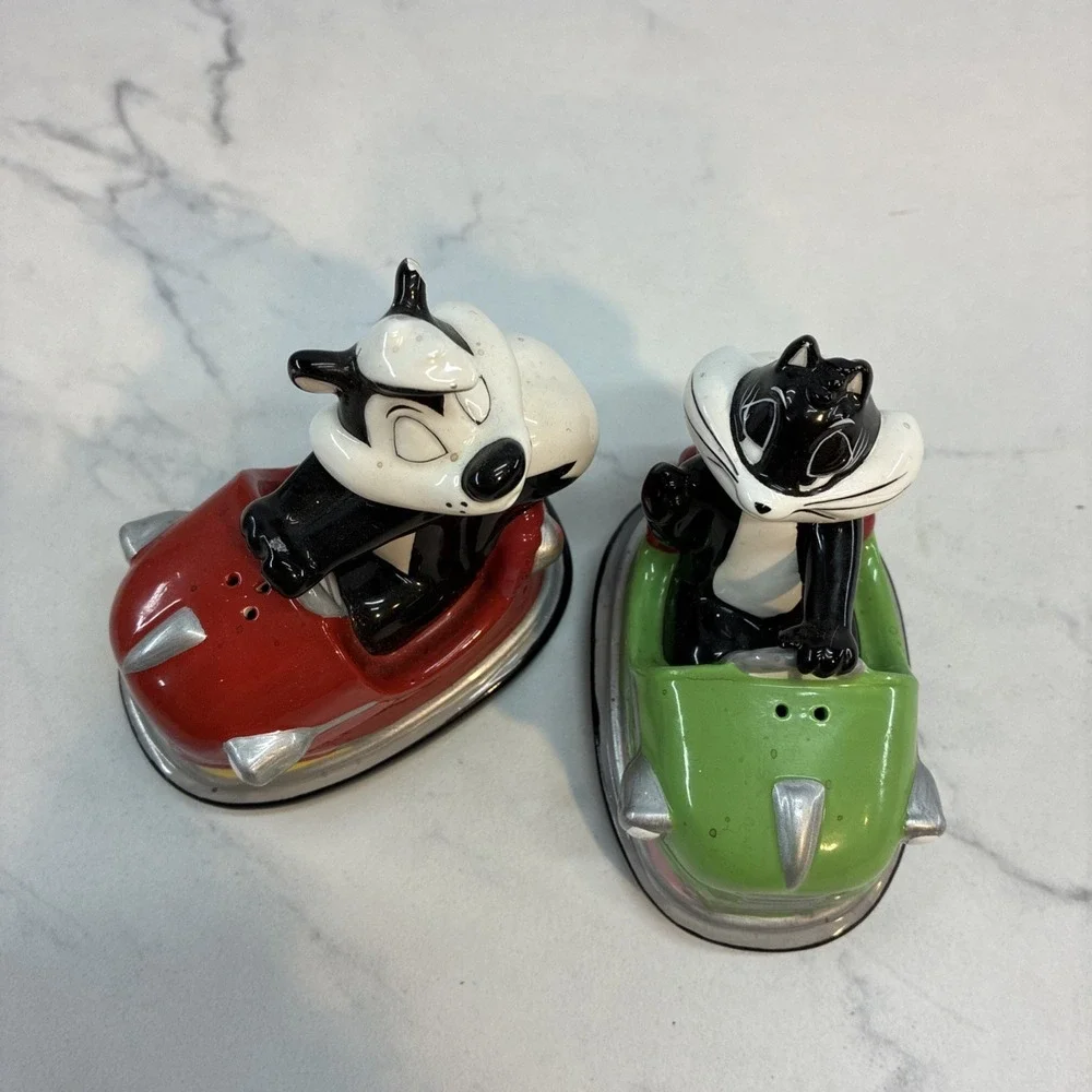Pepe Le Pew & Penelope Bumper Cars Salt and Pepper Shakers Vtg 2000 Warner Bros